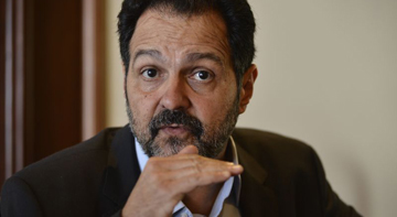 Alvo em ação de improbidade Juiz analisa bloqueio de bens de ex-governador petista